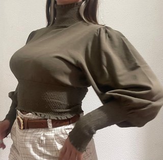 Camiseta verde manga larga abullonada