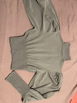 Camiseta verde manga larga abullonada