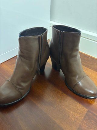 Botines marrones con detalles vaqueros