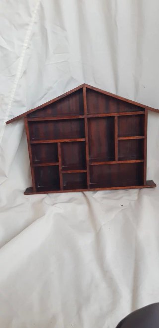 Estantería de madera estilo casa
