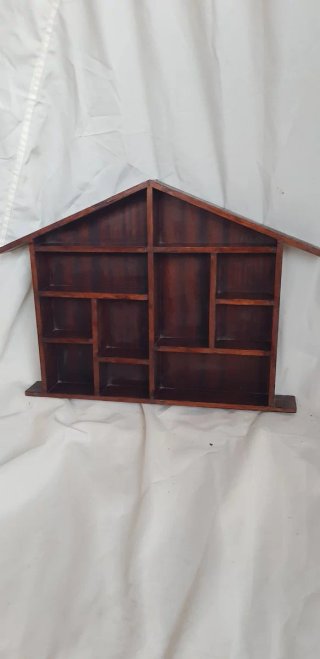 Estantería de madera estilo casa