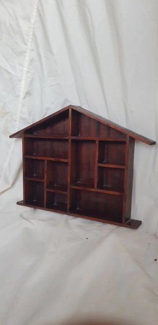 Estantería de madera estilo casa