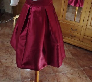Falda roja de satén