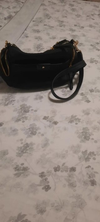 Bolso negro con cremalleras doradas