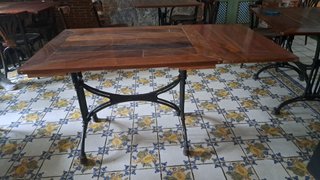 Mesa de hierro y madera
