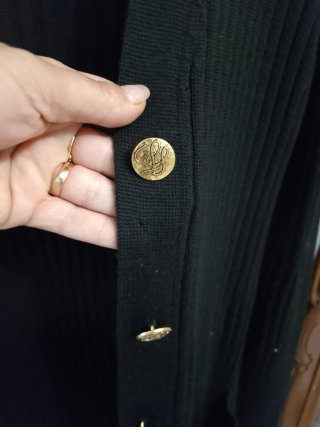 Abito in maglia con bottoni dorati