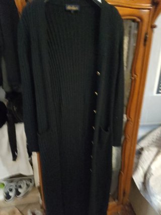 Abito in maglia con bottoni dorati