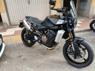 Urbana Husqvarna Svartpilen 801 Negra, vendo o cam