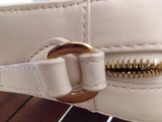 Bolso LOVE Moschino acolchado, color crema