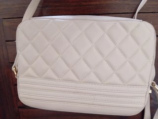 Bolso LOVE Moschino acolchado, color crema