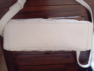Bolso LOVE Moschino acolchado, color crema