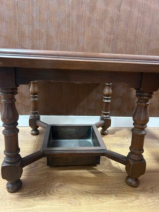 Mesa auxiliar madera oscura y cristal