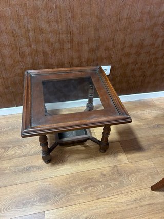 Mesa auxiliar madera oscura y cristal