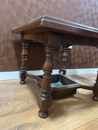 Mesa auxiliar madera oscura y cristal