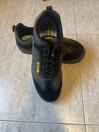 Zapatos de seguridad ESD negros y grises sin usar