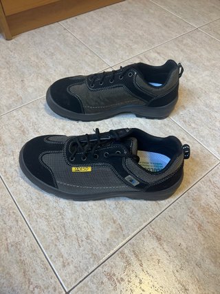 Zapatos de seguridad ESD negros y grises sin usar