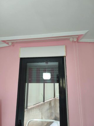 Cortina infantil rosa y blanca