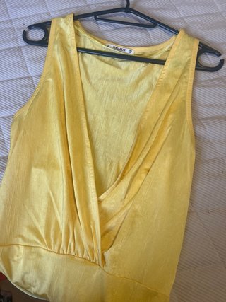 Body Pull&Bear amarillo talla M