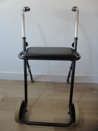 ANDADOR PLEGABLE CON ASIENTO