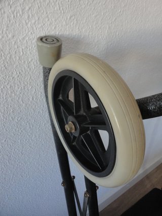 ANDADOR PLEGABLE CON ASIENTO