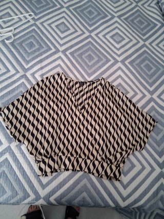 Blusa cruzada geométrica beige y negra