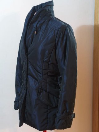 Abrigo azul marino con cuello de pelo