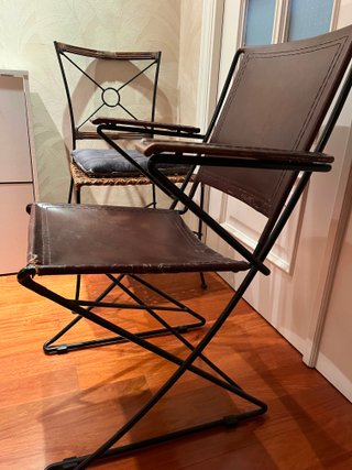 Silla de hierro y cuero señorial