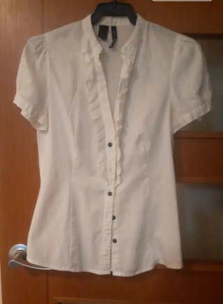 Blusa blanca con volantes