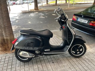 Vespa 300 GTS Super Negra