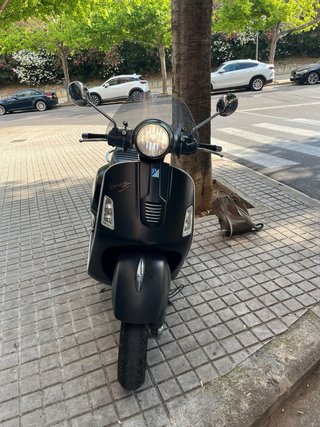 Vespa 300 GTS Super Negra