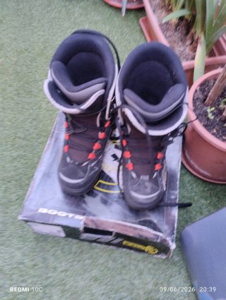 Tavola da snowboard Nidecker e scarponi
