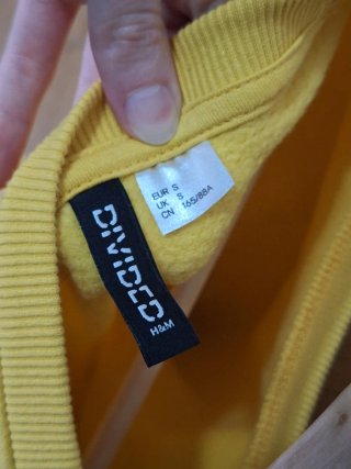 Jersey amarillo con mangas blancas
