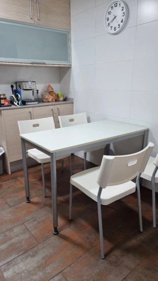 Mesa cocina blanca + 4 sillas