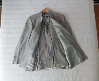 Traje hombre chaqueta y corbata plateada