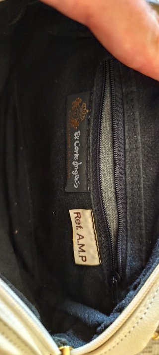 Bolso de mano blanco con cadena dorada