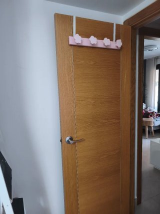 Colgador de puerta rosa con flores