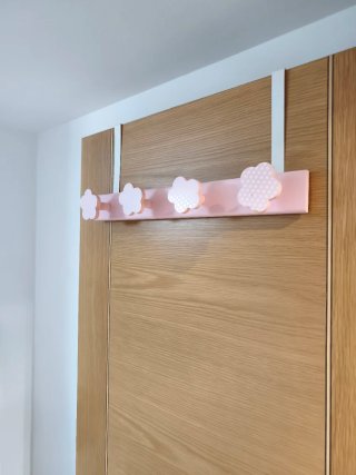 Colgador de puerta rosa con flores