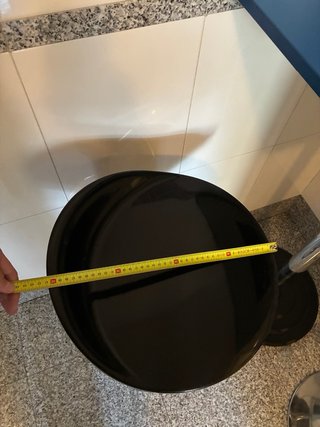 Mesa alta y 2 taburetes negros