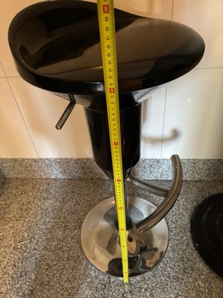 Mesa alta y 2 taburetes negros