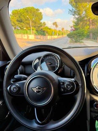 Mini Cooper Blanco con Rayas Negras 27000 kilometr