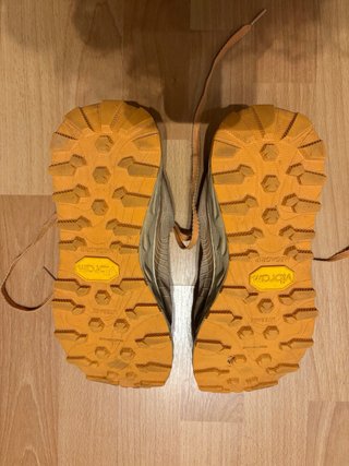 Zapatilla Trail Running Beige y Naranja