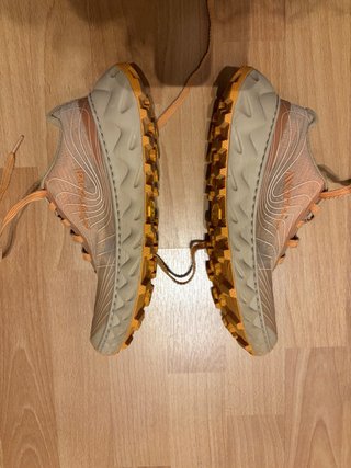 Zapatilla Trail Running Beige y Naranja