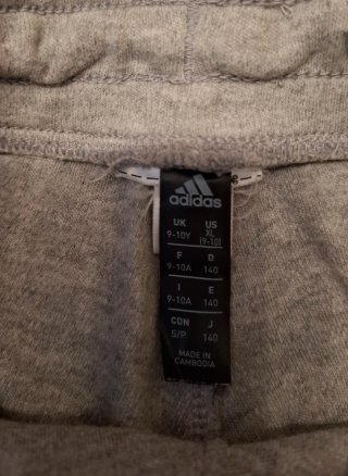 Pantalón corto Adidas gris con número 3