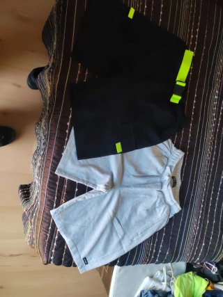 Pantalones cortos negros y grises