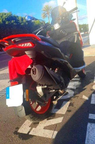 Aprilia Scooter Negro/Rojo Automático 125cc ABS