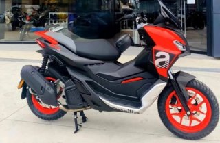 Aprilia Scooter Negro/Rojo Automático 125cc ABS