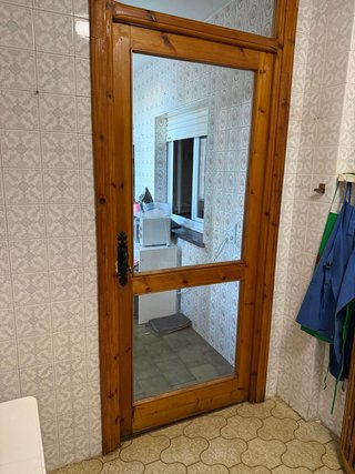 Puerta de madera con cristal