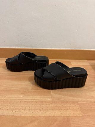 Sandalias plataforma Bruno Premi tachuelas doradas