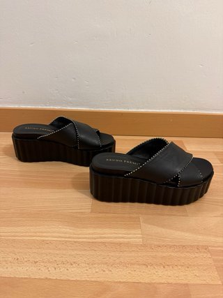 Sandalias plataforma Bruno Premi tachuelas doradas