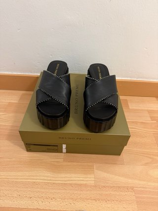 Sandalias plataforma Bruno Premi tachuelas doradas